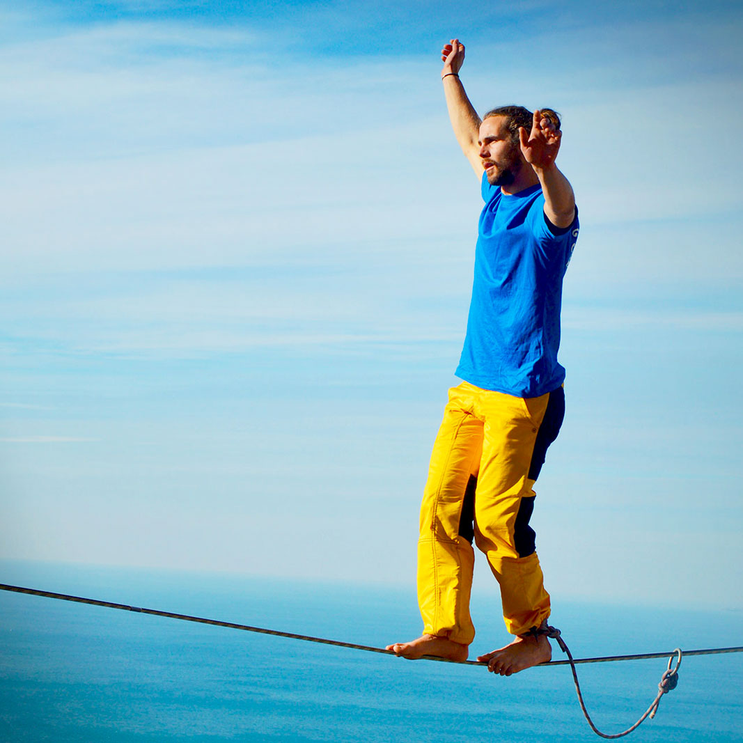 https://www.monvic.it/wp-content/uploads/2021/01/pantalone-slackline-CLOUDS-Monvic-con-Marco-Milanese.jpg